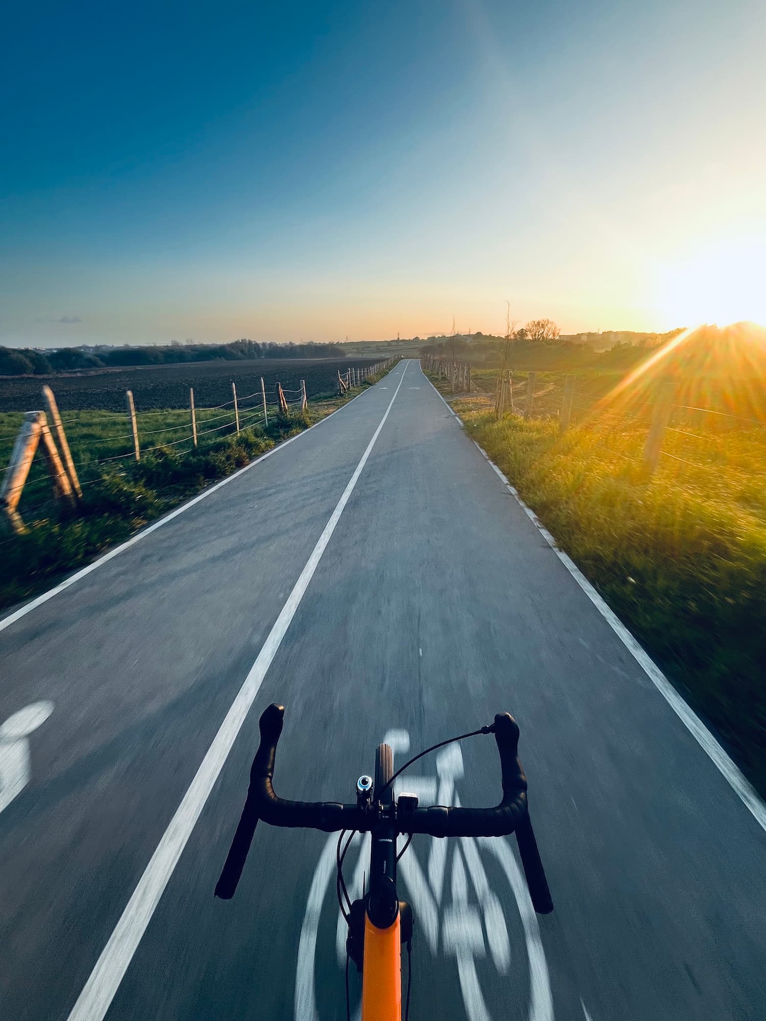 Un carril bici con un amanecer soleado Un carril bici con un amanecer soleado