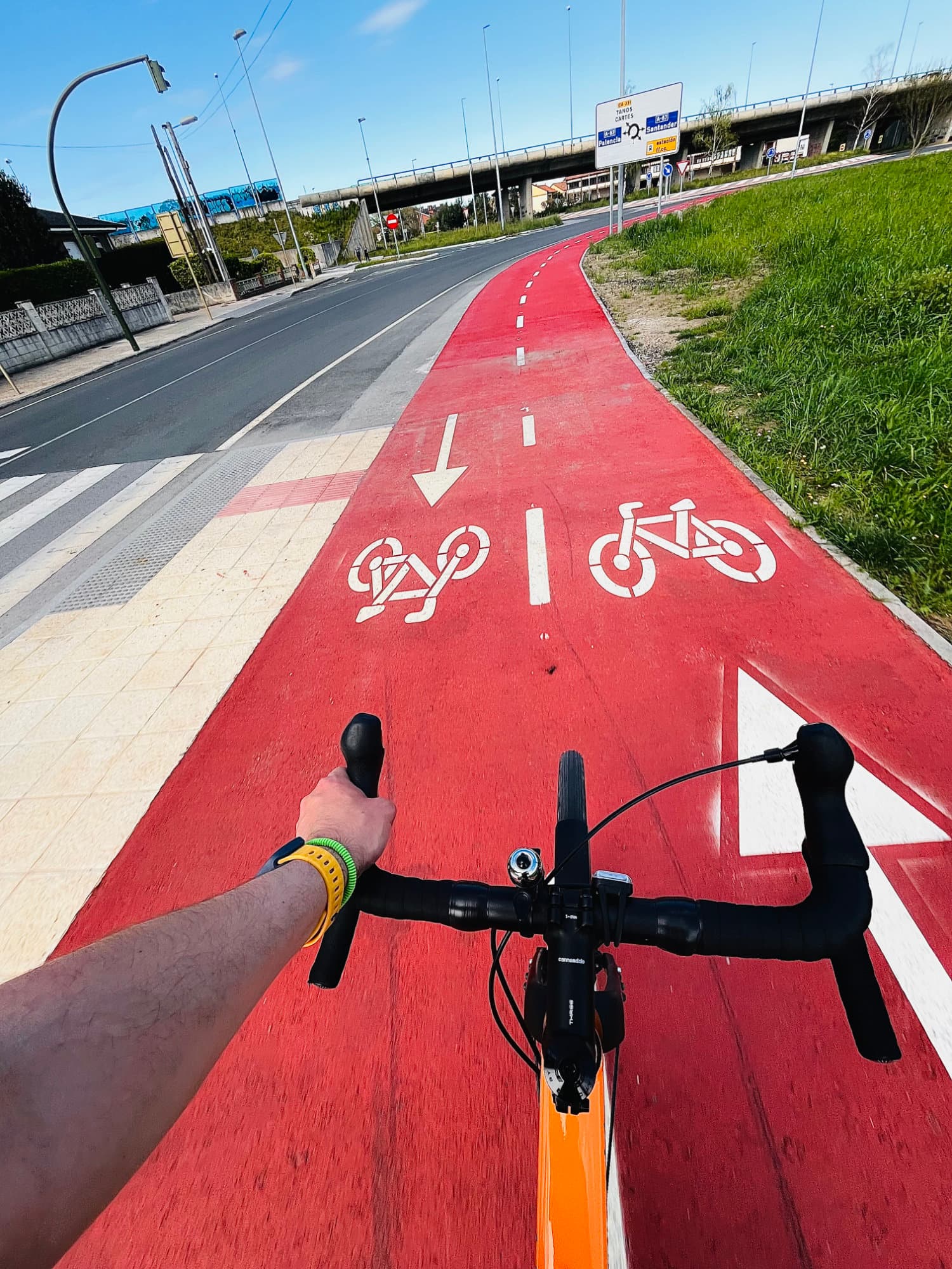 Un carril bici cerca de Viérnoles Un carril bici cerca de Viérnoles