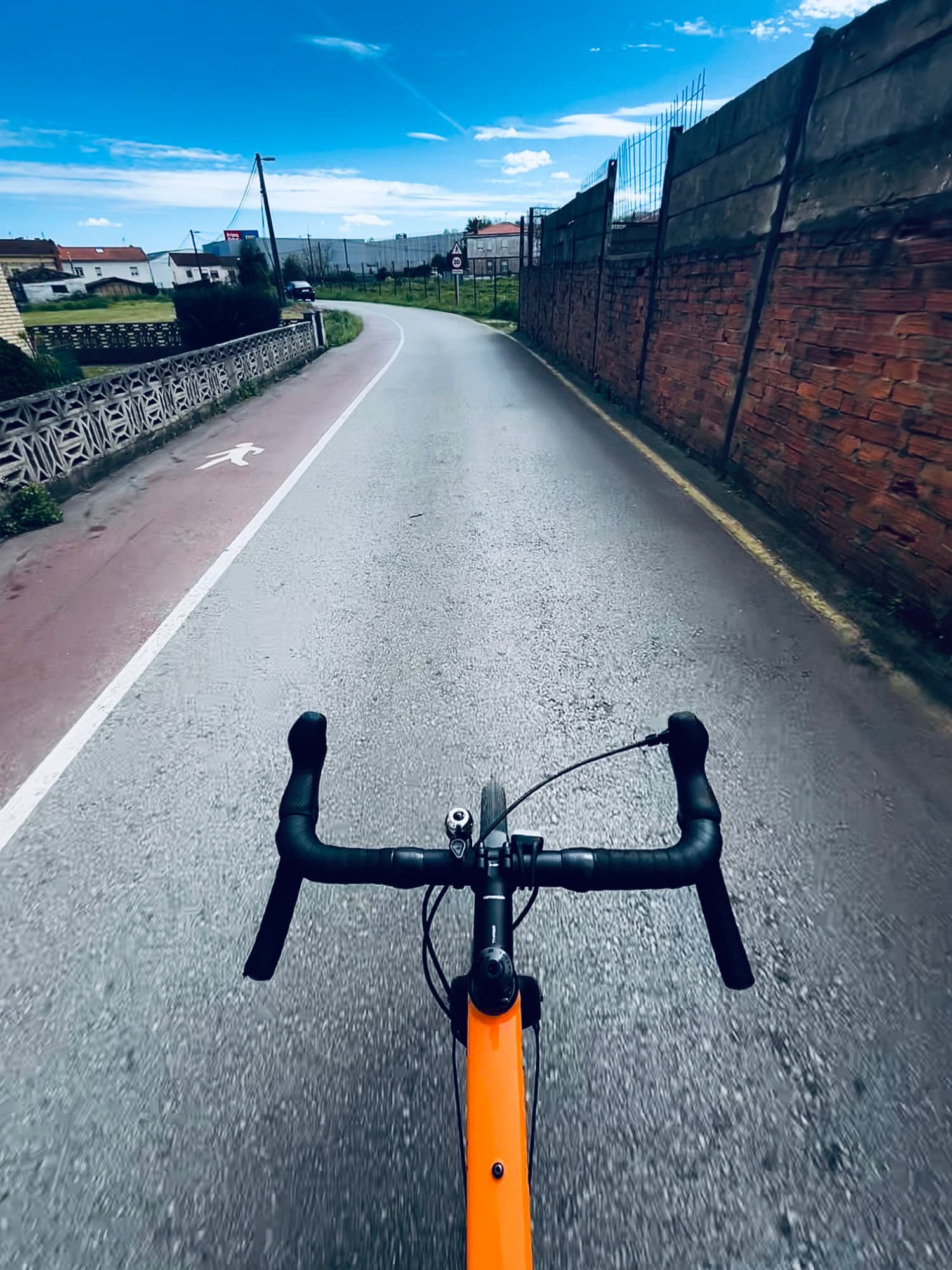 Una carretera secundaria, de camino al súpermercado. Una carretera secundaria, de camino al súpermercado.