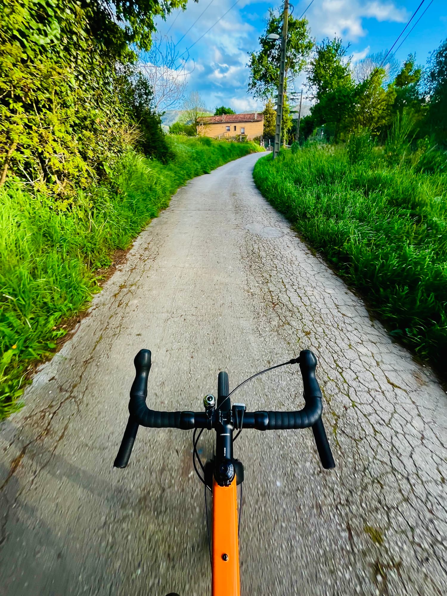 Un camino con una casa antigua al fondo. Un camino con una casa antigua al fondo.