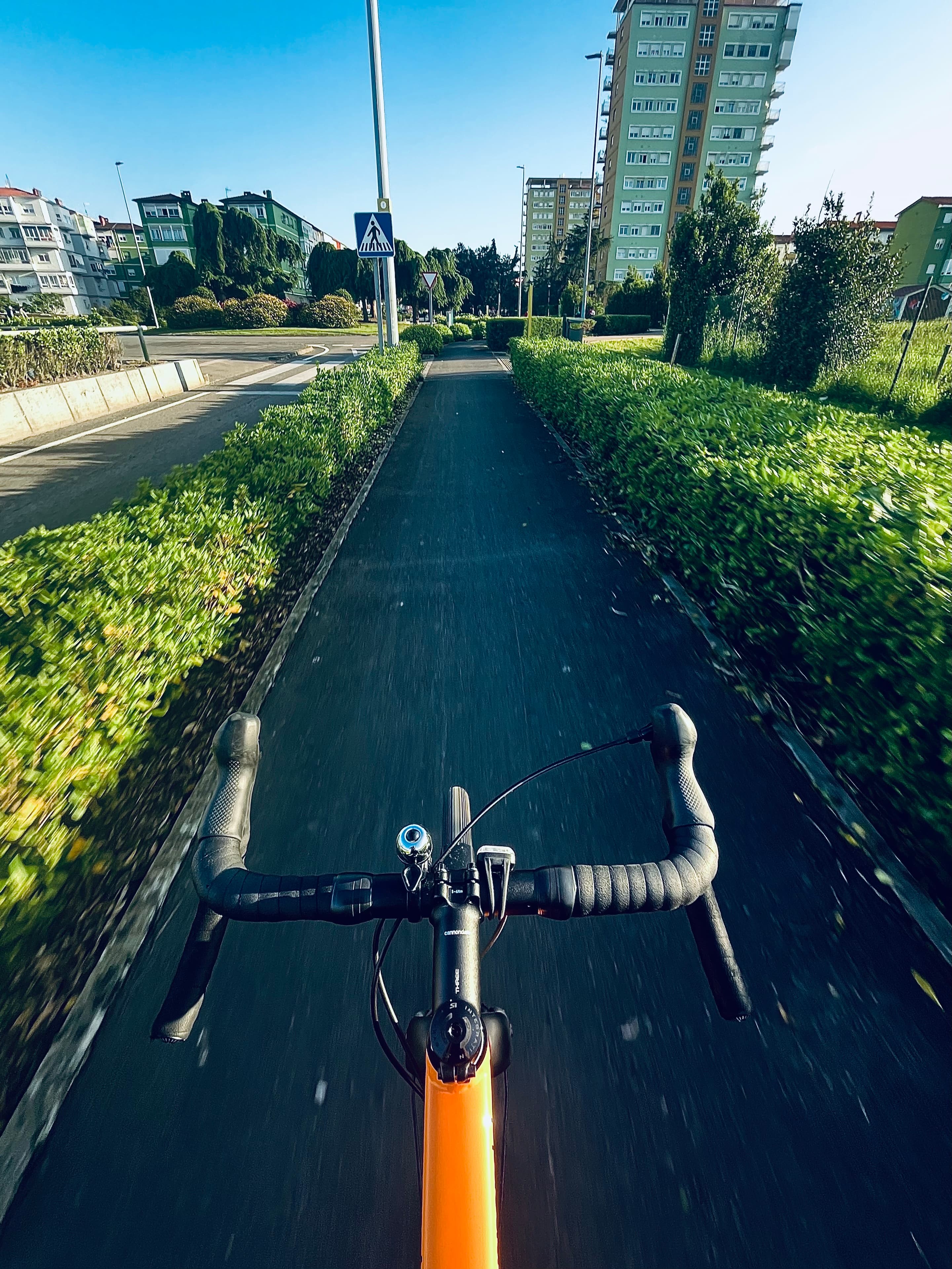 Un carril bici segregado. Un carril bici segregado.