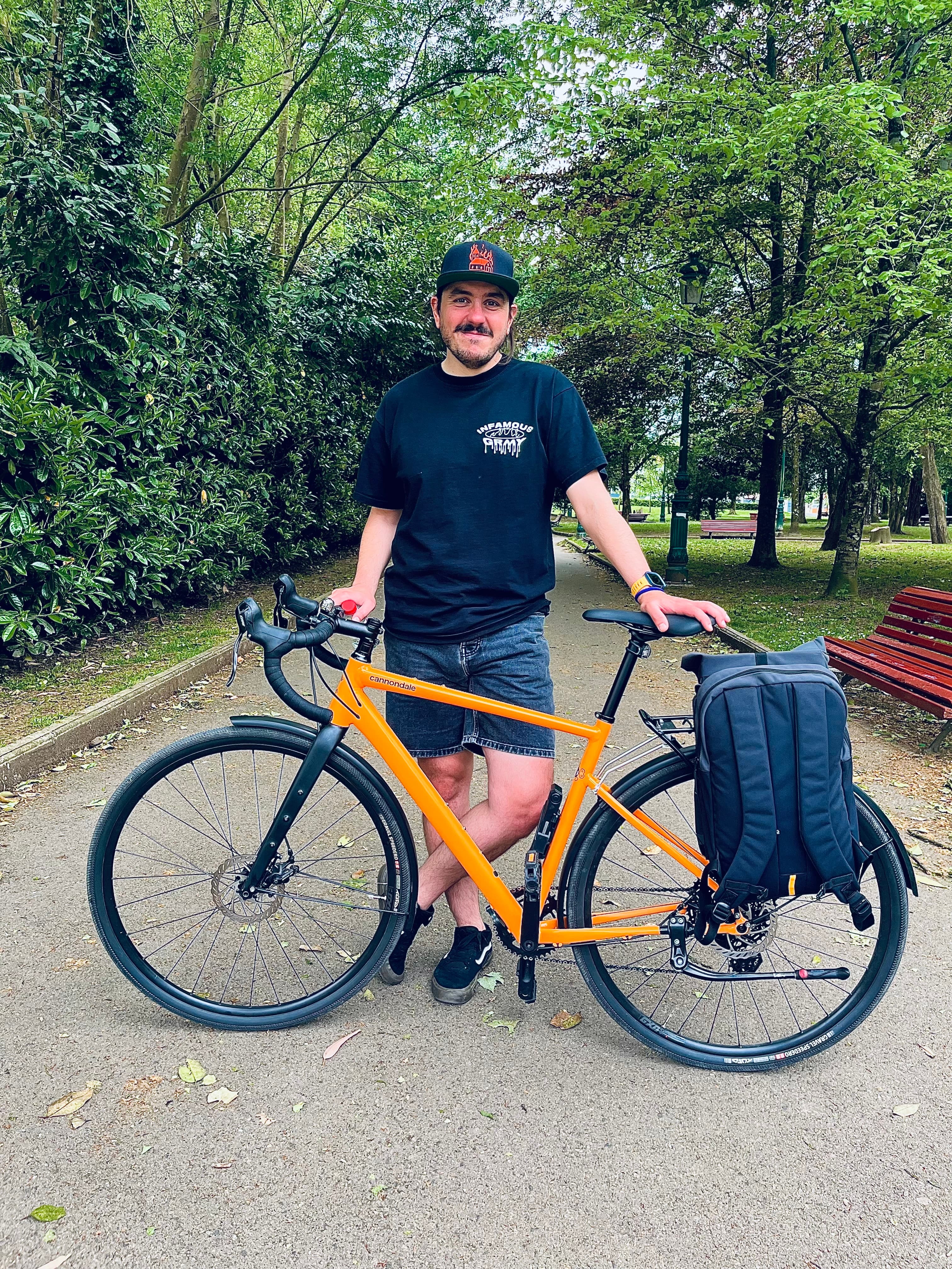 Un autorretrato en el que aparezco con mi bicicleta: Mikasuka Un autorretrato en el que aparezco con mi bicicleta: Mikasuka