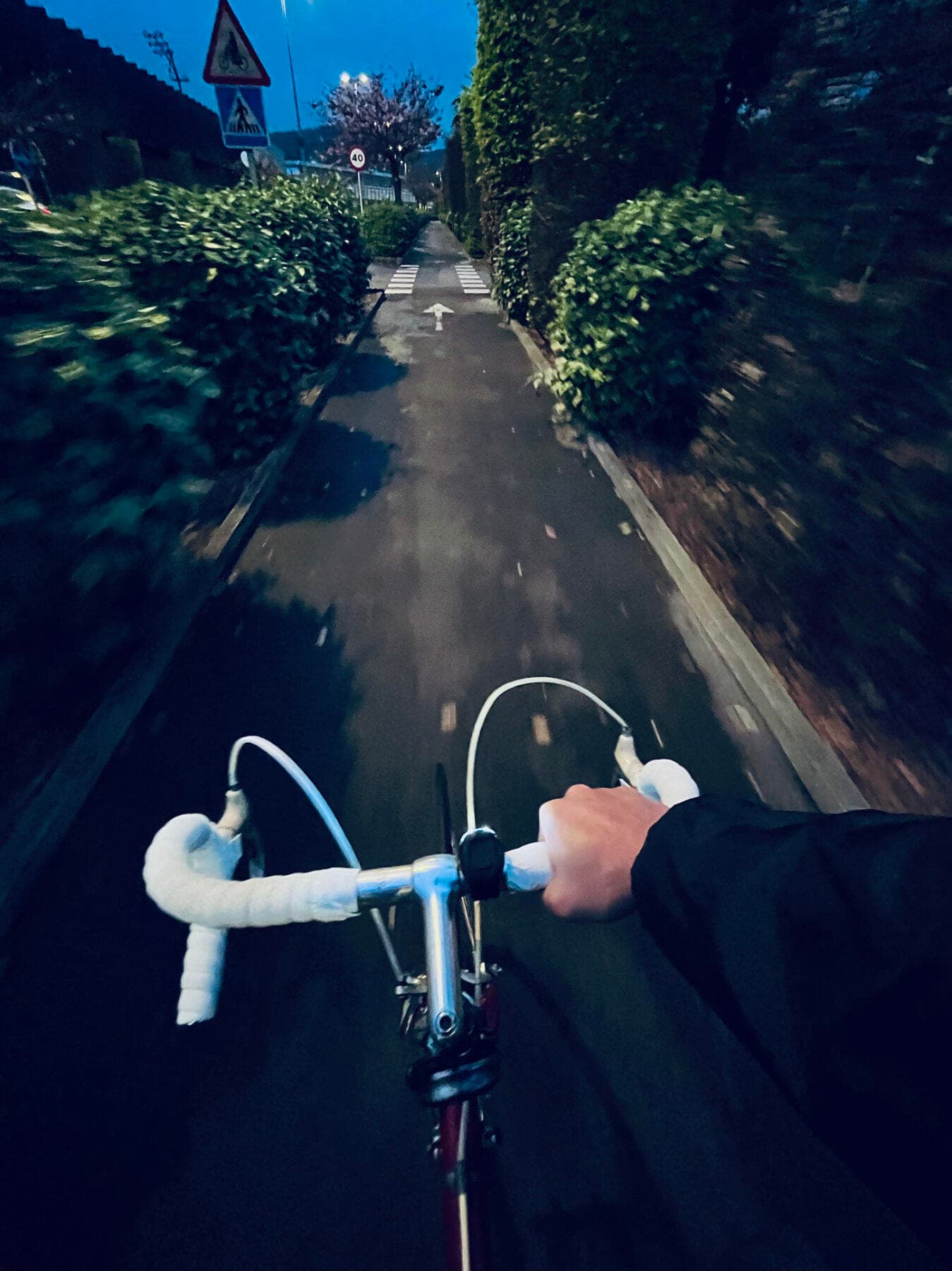 Mi bicicleta por carril bici al anocecher Mi bicicleta por carril bici al anocecher