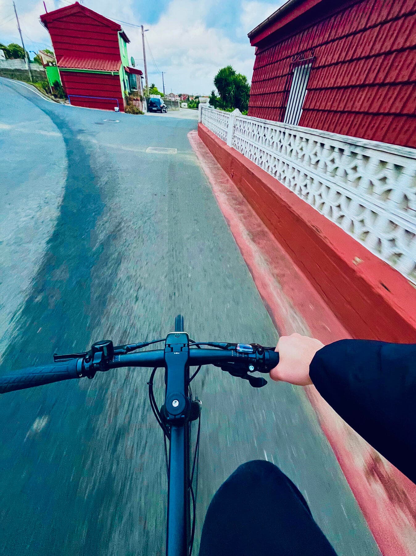 Mi bicicleta al lado de varias casas. Mi bicicleta al lado de varias casas.