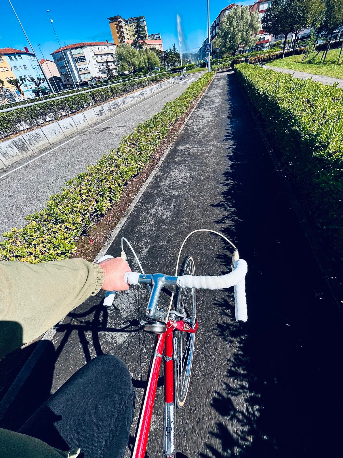 Mi bicicleta en un carril bici. Mi bicicleta en un carril bici.