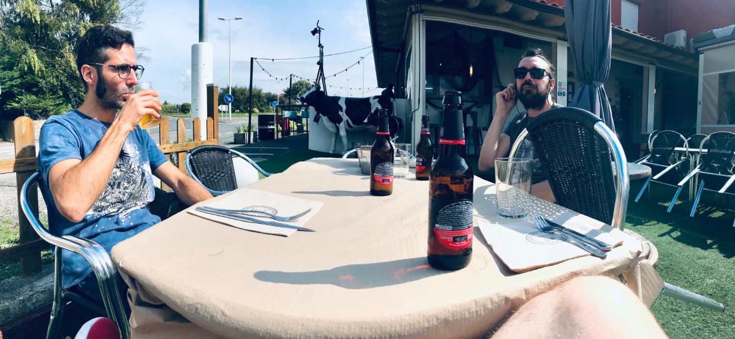 Mis amigos Jaime y César, comiendo cerca de Tagle Mis amigos Jaime y César, comiendo cerca de Tagle