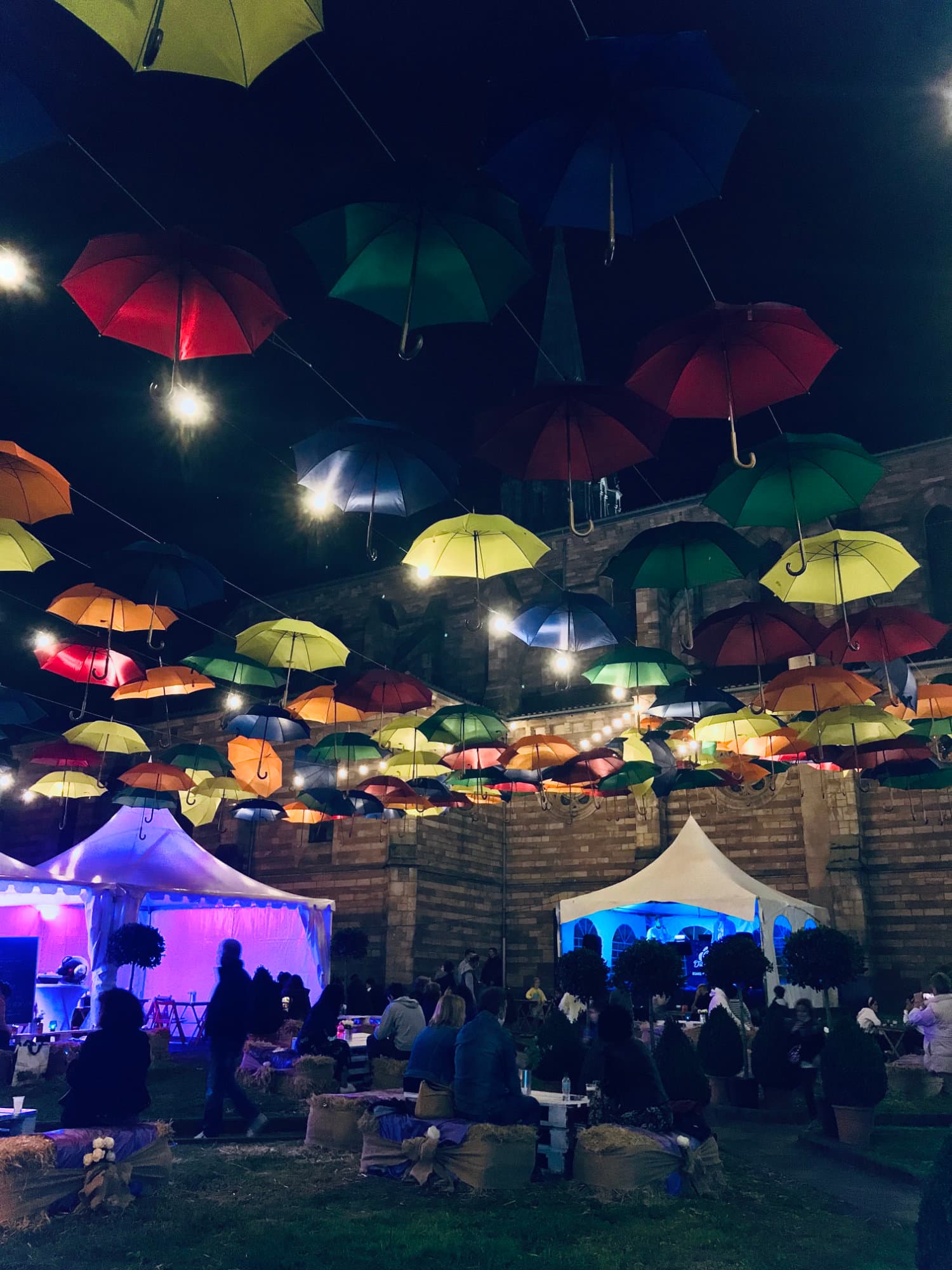 Paragüas de colores con motivo de las fiestas del barrio La Inmobiliaria Paragüas de colores con motivo de las fiestas del barrio La Inmobiliaria