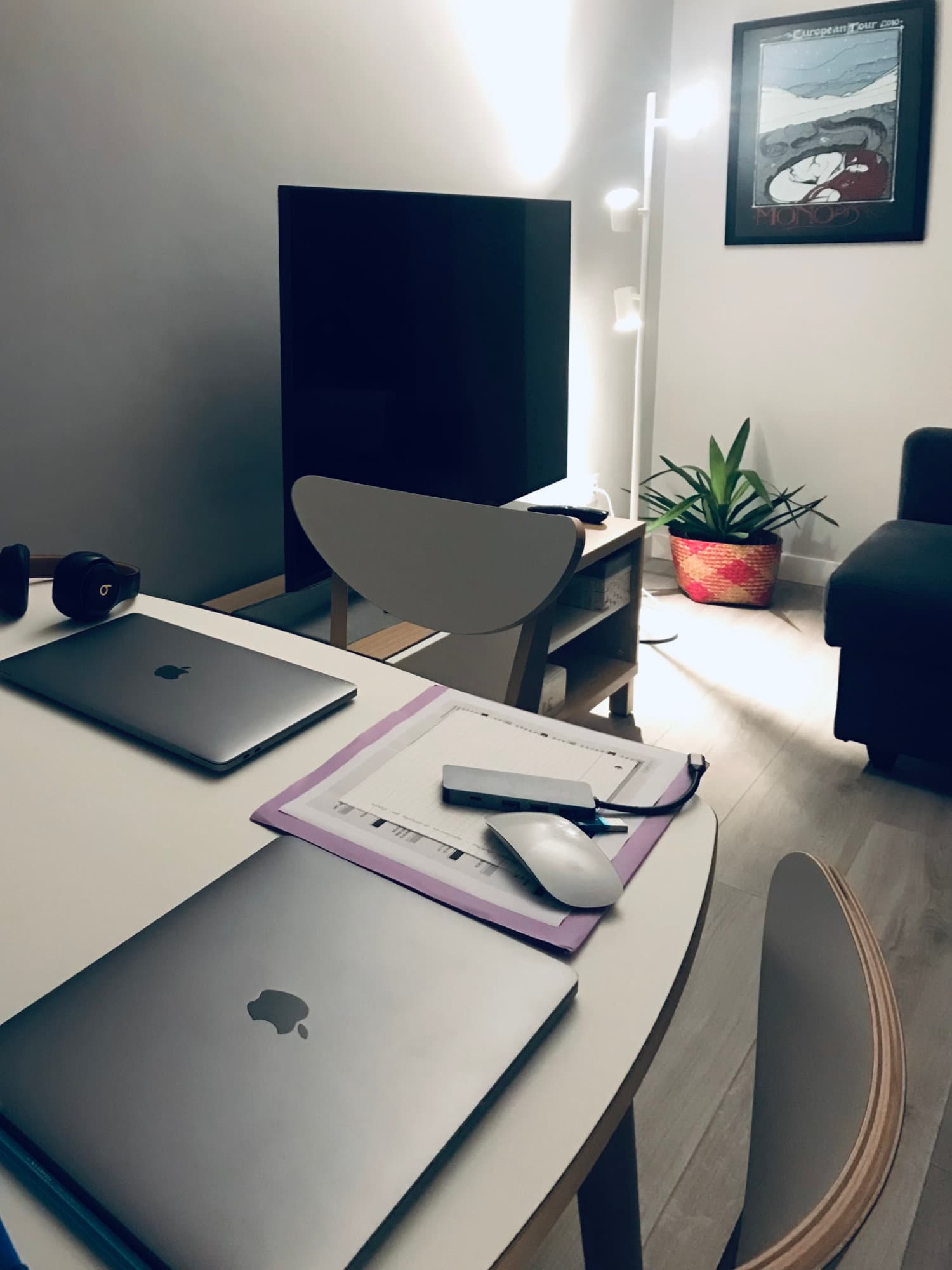 Dos portátiles de Apple en un salón Dos portátiles de Apple en un salón