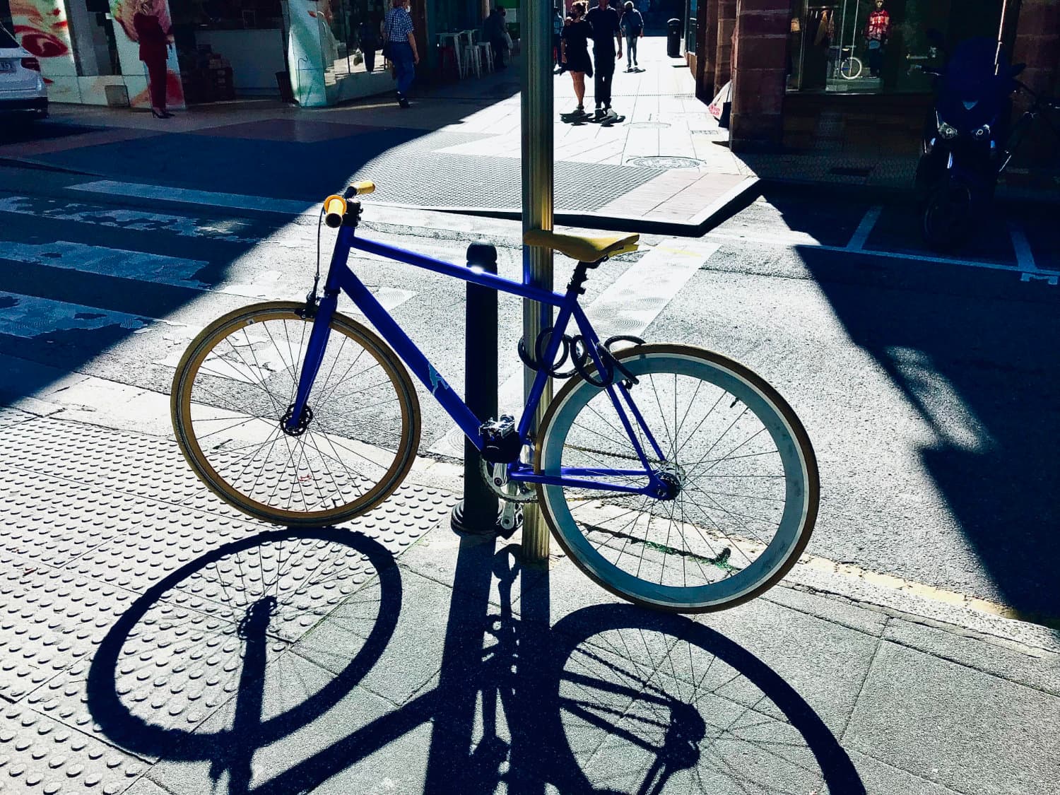 Una bicicleta azul en Torrelavega Una bicicleta azul en Torrelavega