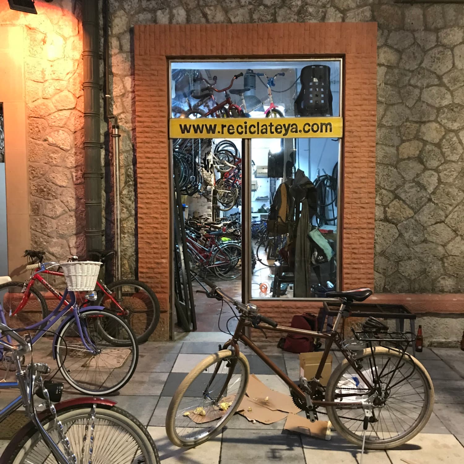 Bicicletas en frente de la asociación Recíclate Ya! Bicicletas en frente de la asociación Recíclate Ya!