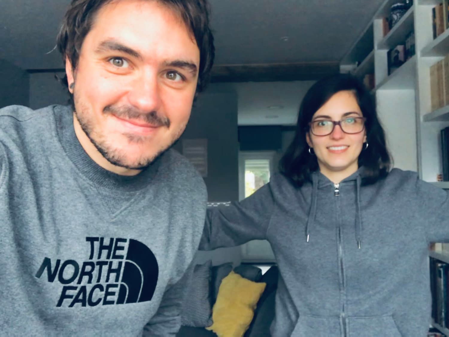 Sara y yo en nuestra casa Sara y yo en nuestra casa