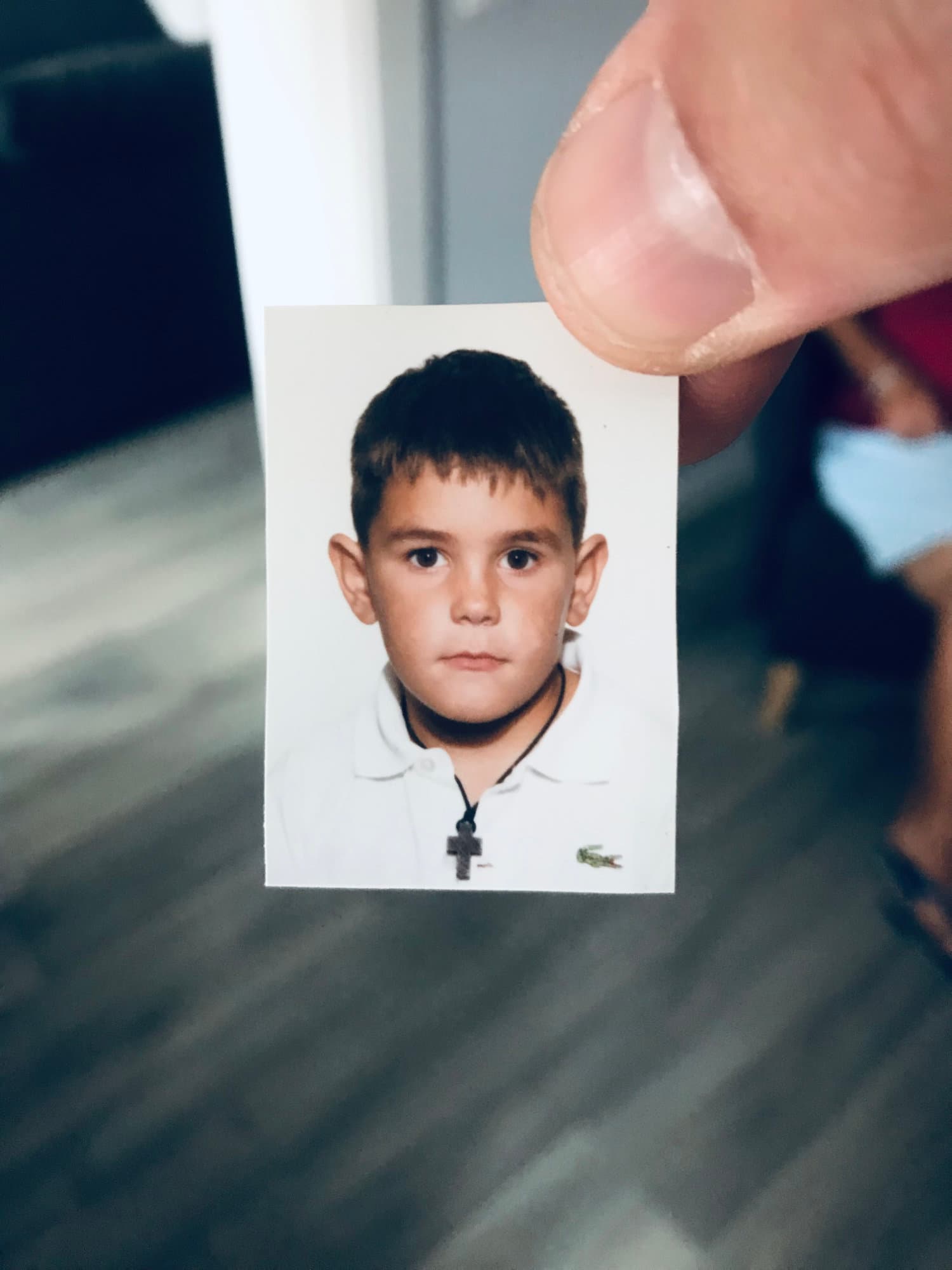 Un retrato donde llevo cruz atada al cuello y unas prominentes orejas Un retrato donde llevo cruz atada al cuello y unas prominentes orejas