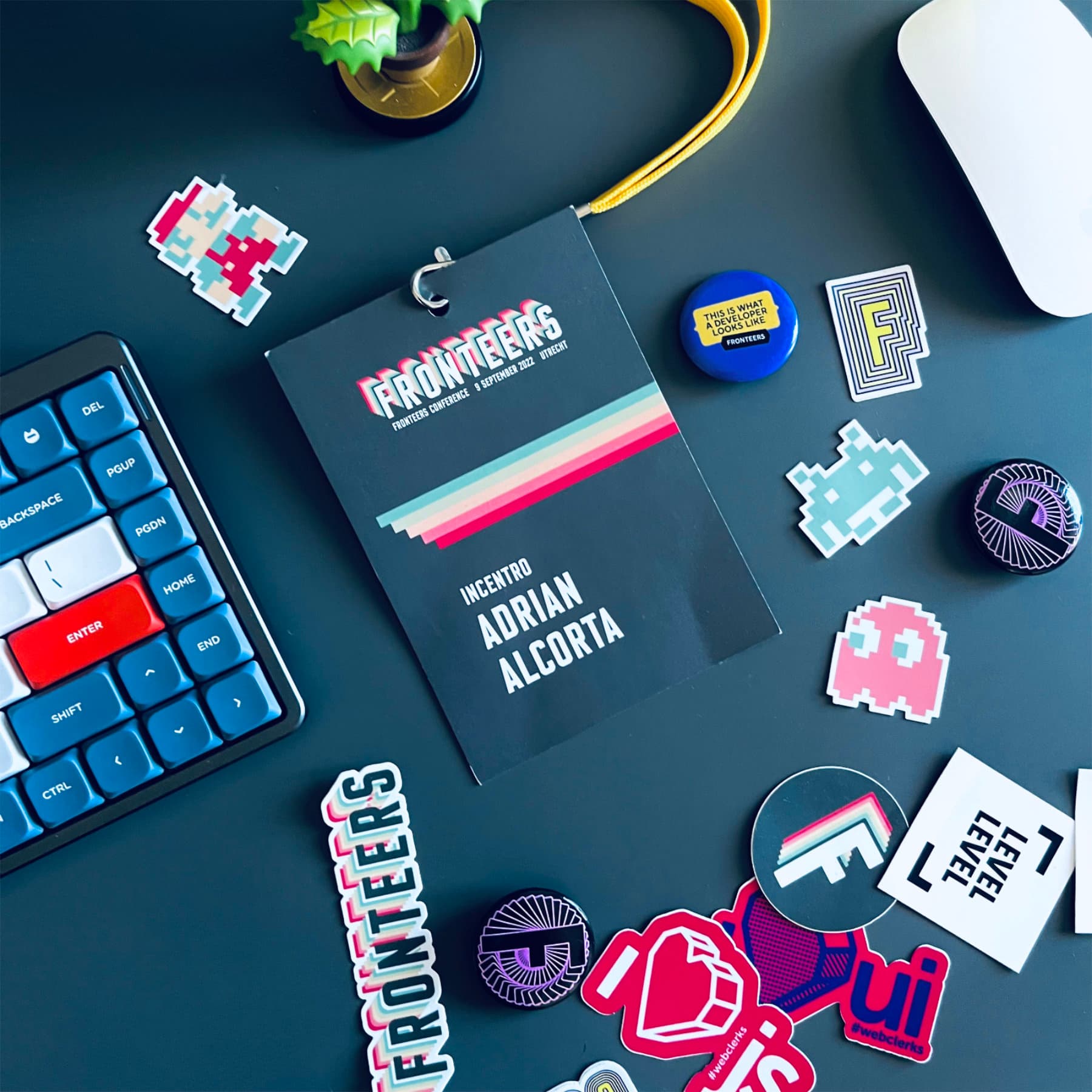 Varias pegatinas y acreditación del congreso Fronteers Varias pegatinas y acreditación del congreso Fronteers