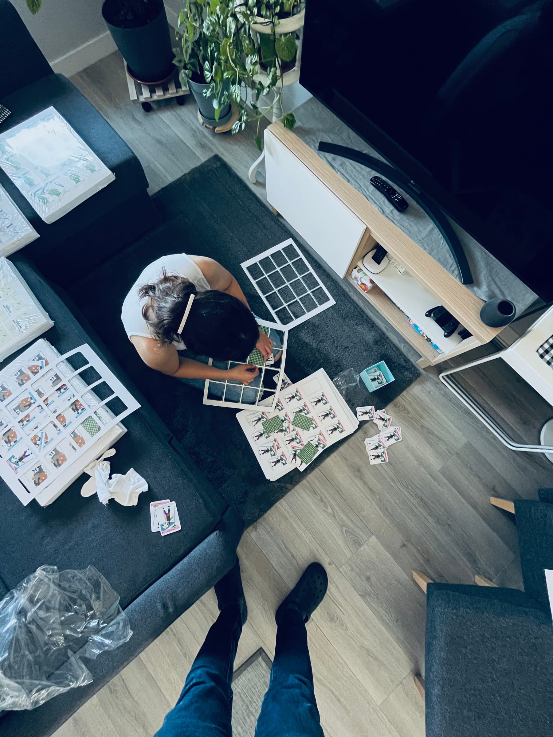 Sara trabajando en el juego de cartas de la Vijanera Sara trabajando en el juego de cartas de la Vijanera