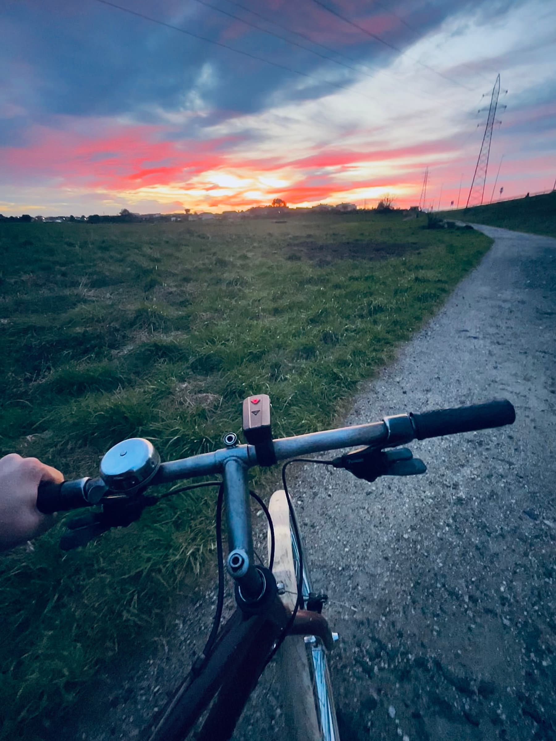 Amanecer cerca de Peñacastillo, junto a mi bicicleta Amanecer cerca de Peñacastillo, junto a mi bicicleta