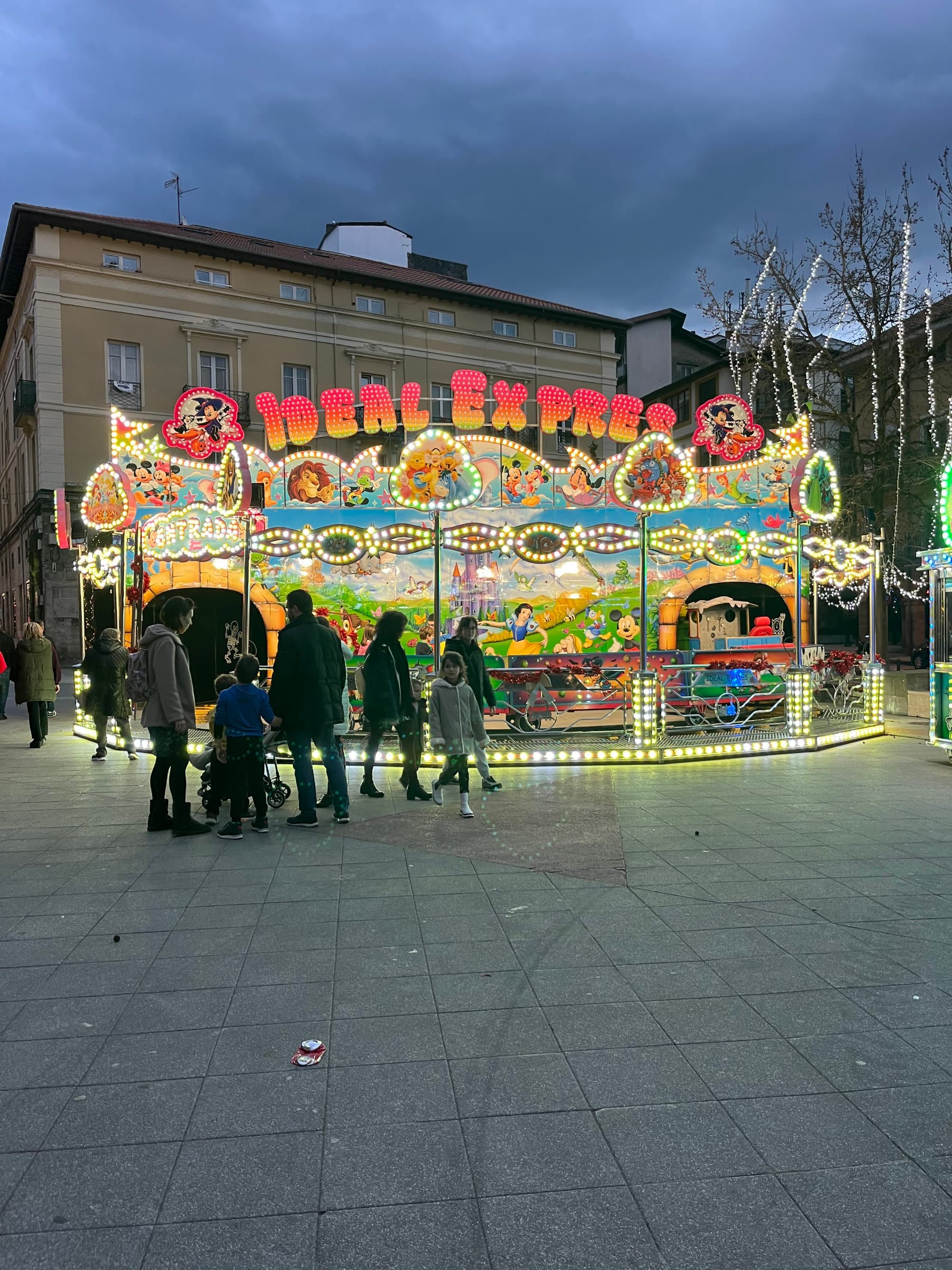 Fotografía de un cachivache en la Plaza Mayor Fotografía de un cachivache en la Plaza Mayor