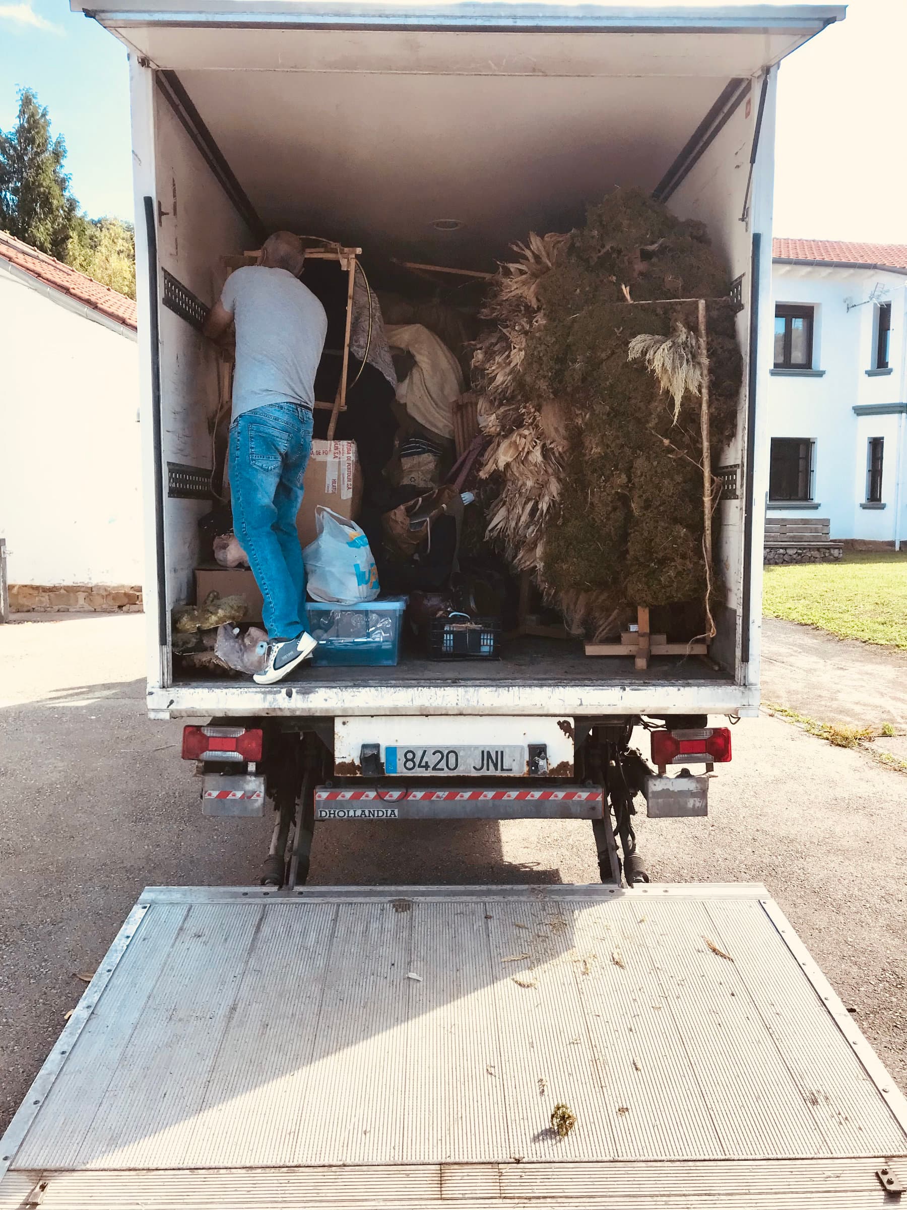 Un camión lleno de trajes de La Vijanera Un camión lleno de trajes de La Vijanera