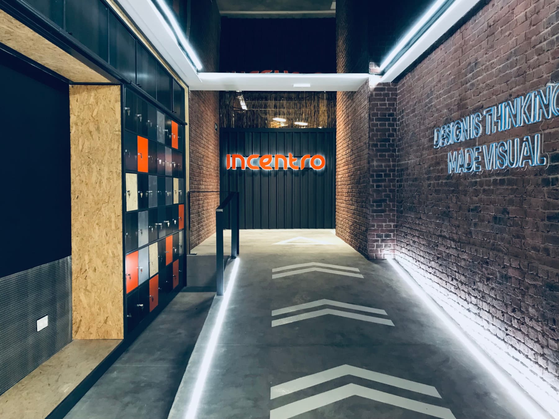 Entrada de nuestra nueva oficina en Incentro Entrada de nuestra nueva oficina en Incentro