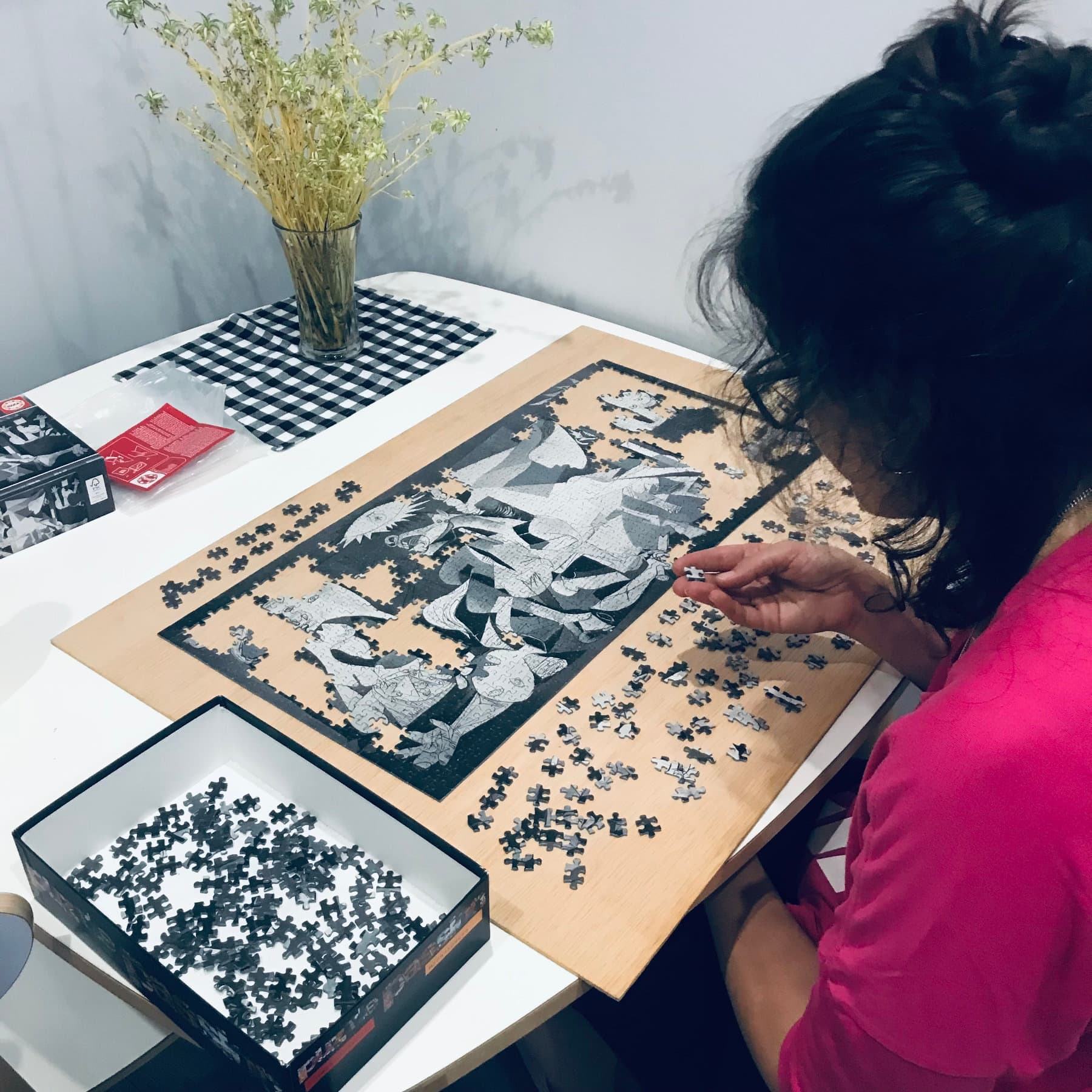 Sara, haciendo un puzzle Sara, haciendo un puzzle