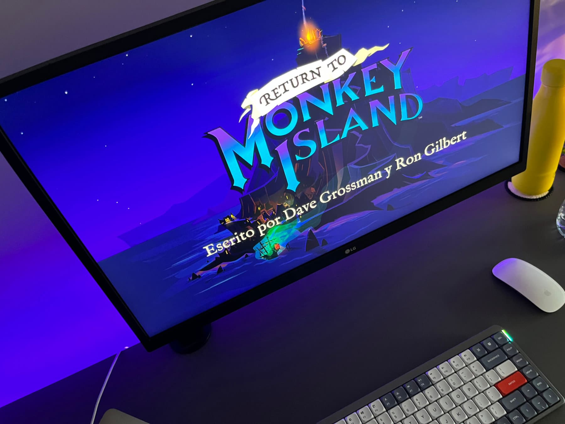 Fotografía de mi pantalla de ordenador mostrando los títulos de inicio del videojuego: Return to Monkey Island Fotografía de mi pantalla de ordenador mostrando los títulos de inicio del videojuego: Return to Monkey Island