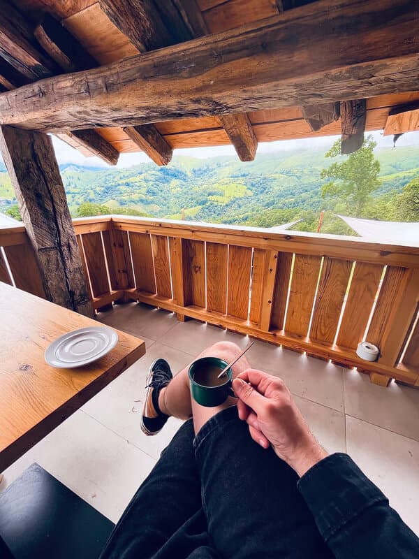 Disfrutando de un café en La Lleldería Disfrutando de un café en La Lleldería