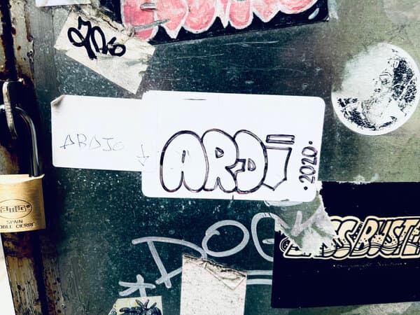 Una pegatina de ARDI Una pegatina de ARDI