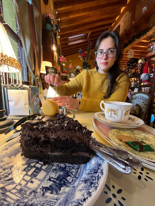 Sara y un pastel Sara y un pastel