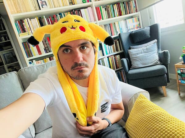 Autorretrato con un gorro de Pikachu Autorretrato con un gorro de Pikachu