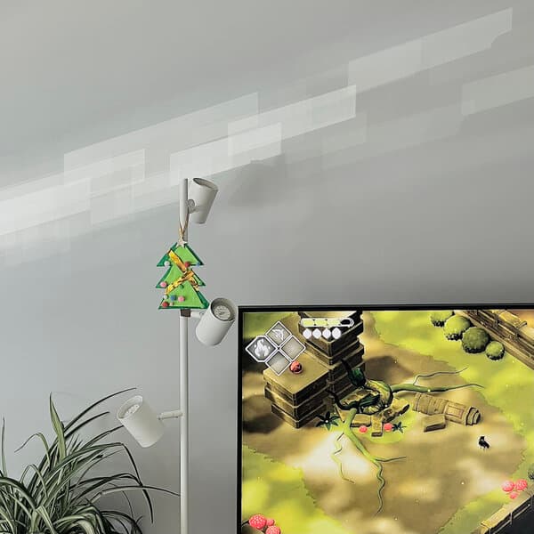 Una imagen de mi salón y el videojuego TUNIC Una imagen de mi salón y el videojuego TUNIC