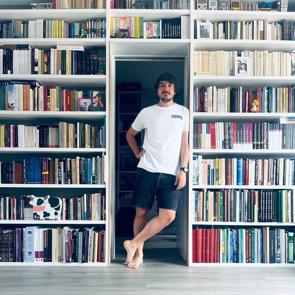 Un autorretrato, rodeado de libros Un autorretrato, rodeado de libros