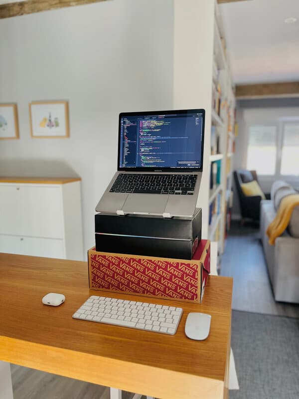Un standing desk improvisado Un standing desk improvisado