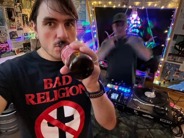 Autorretrato. En él se ve a un DJ UVE difuminado por el poder del Funk Autorretrato. En él se ve a un DJ UVE difuminado por el poder del Funk