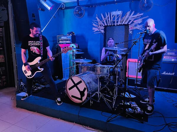 Ohil, en el Los bancos de atrás Ohil, en el Los bancos de atrás