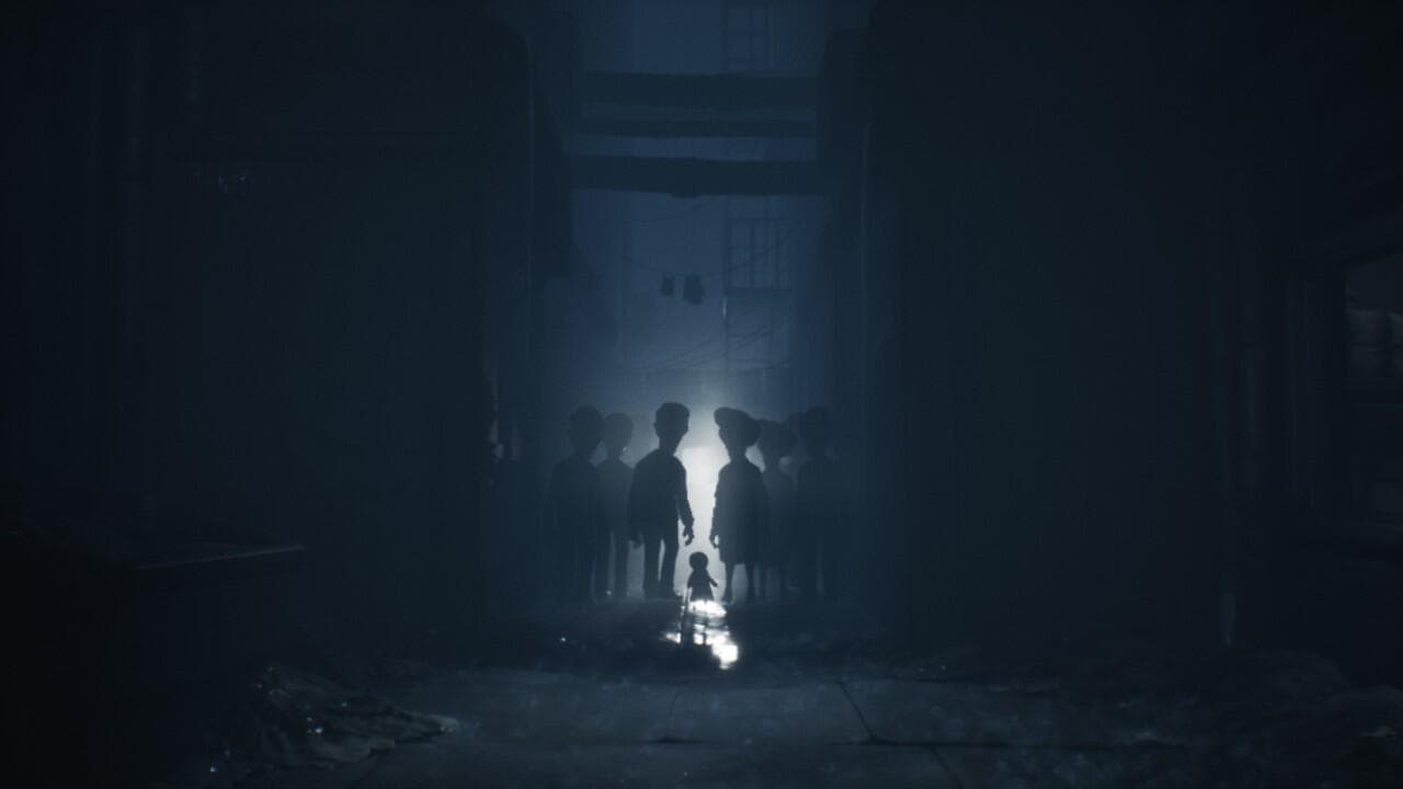 Varios entes mirando una televisión Varios entes mirando una televisión